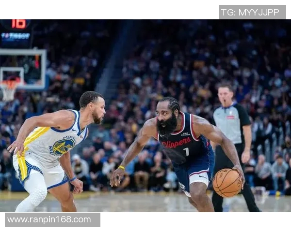 勇士与快船激战正酣球迷热议比赛精彩瞬间与球员表现